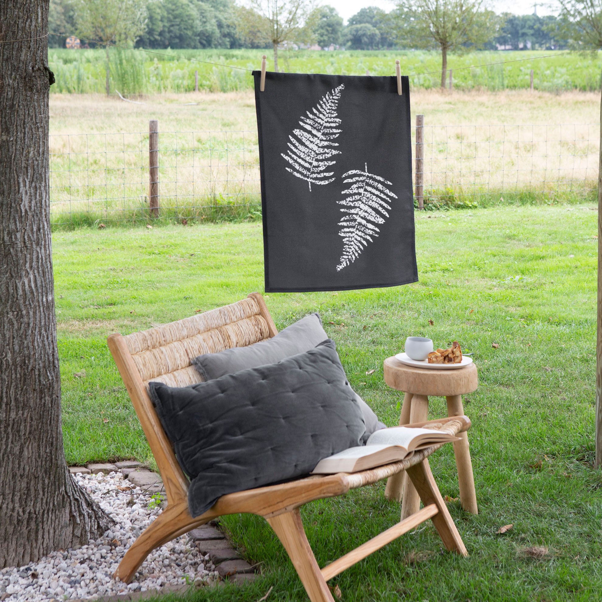 Theedoek Dry with Leaves Off Black 50x70