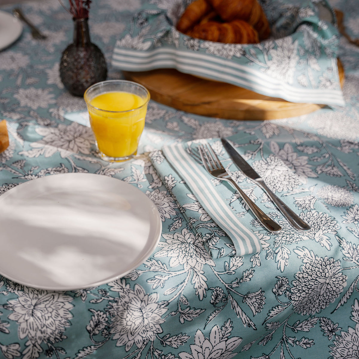 Walra - Tafelkleed Breezing Bloom - Lichtblauw - 140x180